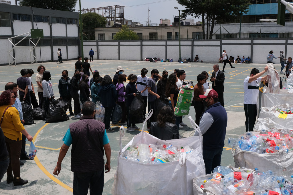 Collection of plastics by students and teaching staff of the Autonomous University of the State of Mexico.