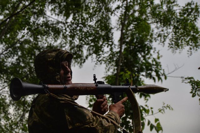 An armed Ukrainian serviceman in the Kharkov region