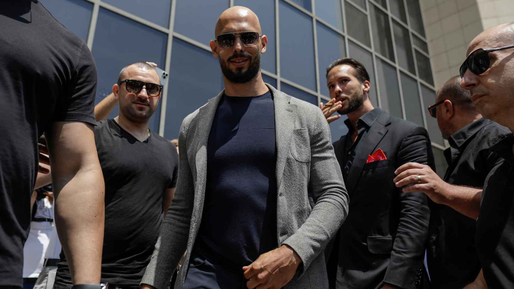 Andrew Tate and his brother Tristan leave the Bucharest Court this Wednesday escorted by bodyguards.