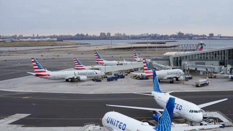 Storms and technical failures delay flights in New York and Washington