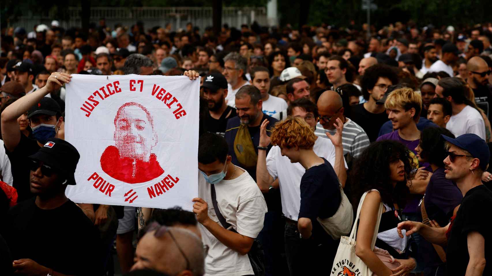 The French policeman who killed the young Maghrebi, in pretrial detention for misusing the weapon