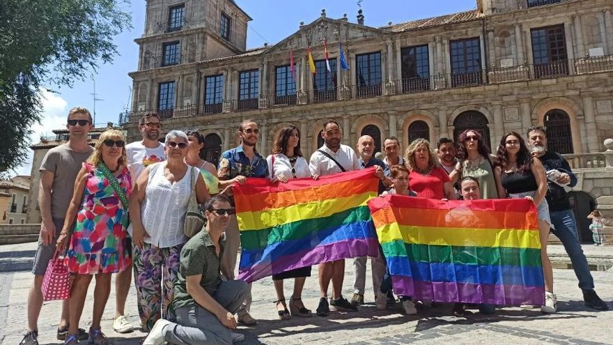 The PP and Vox leave the Toledo City Council without an LGTBI flag: "One step back"