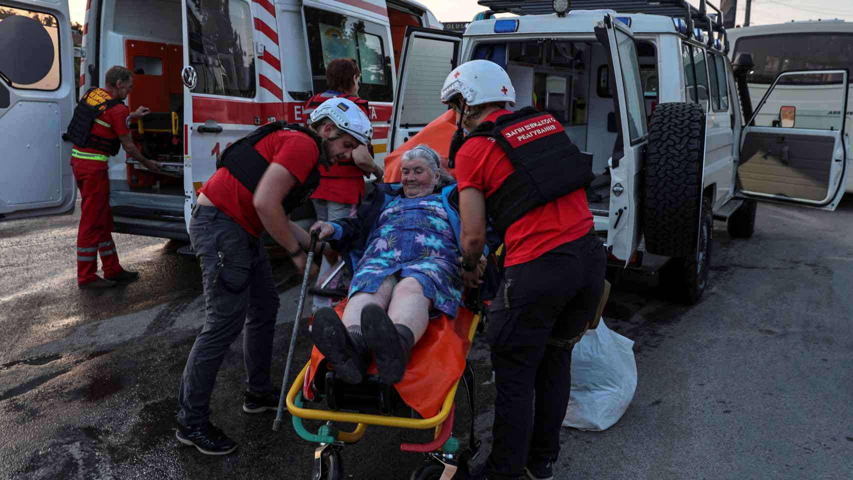 Red Cross volunteers help an elderly woman evacuated from an area near the Nova Kajovka dam, this Tuesday.