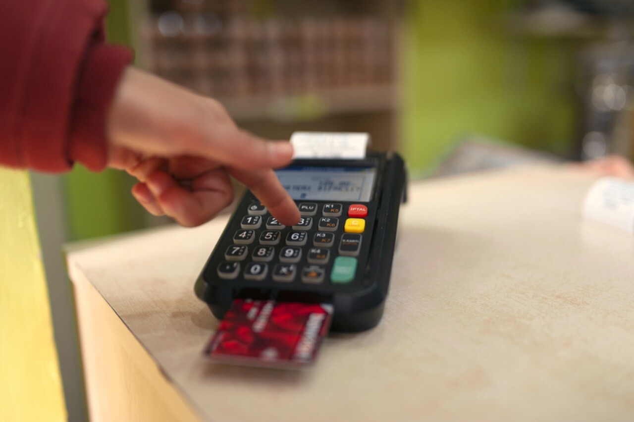 The use of credit and debit cards sets a record in May