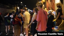 Dozens of tourists and Guatemalan citizens overflowed into the nightclubs prior to the entry into force of the "Dry Law" prohibiting the sale and consumption of alcohol.  Photo: VOA, Houston Castillo