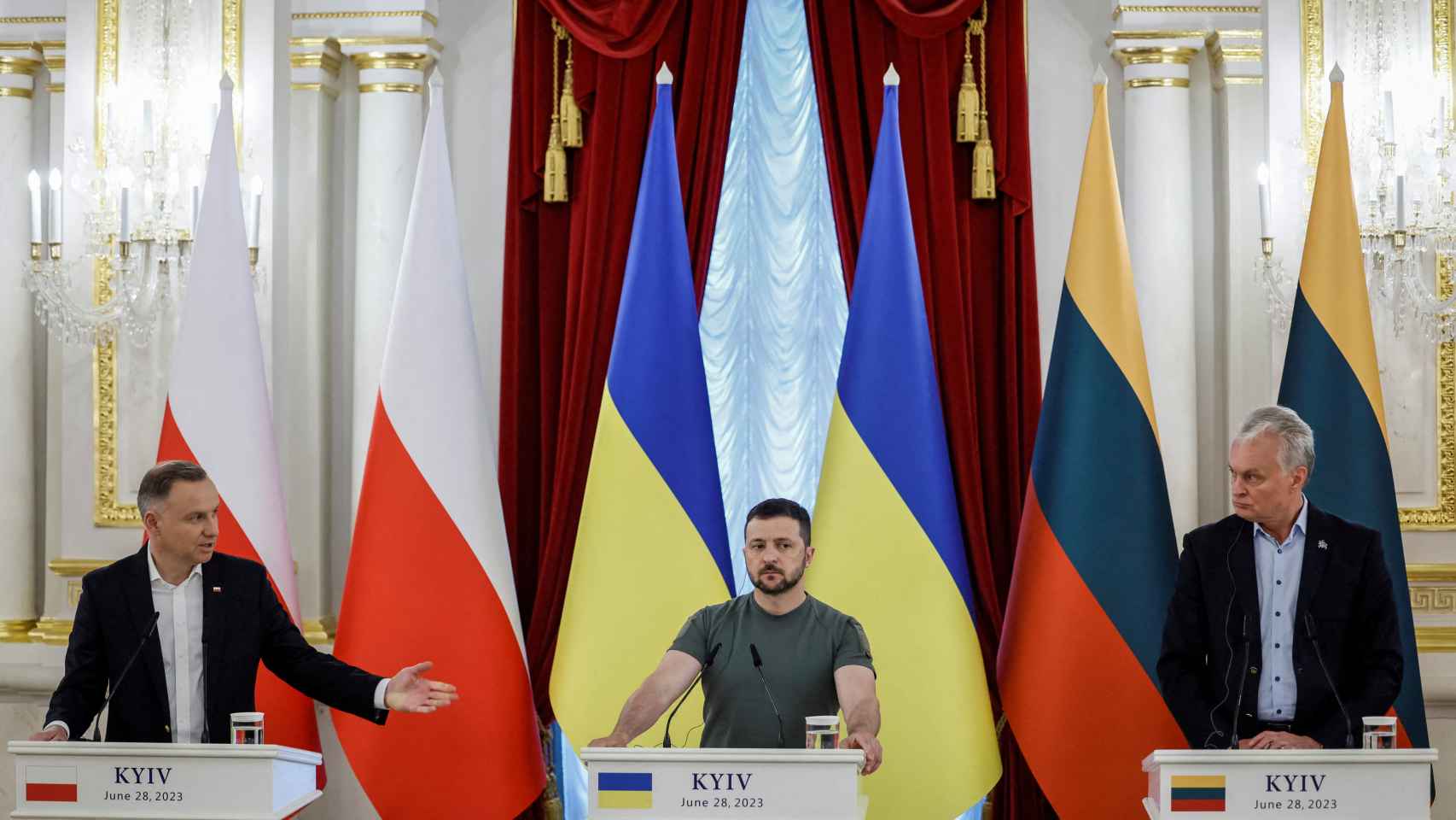 Ukraine's President Zelenskiy, Poland's President Duda and Lithuania's President Nauseda attend a press conference in Kiev.