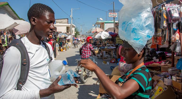 In response to the gang conflict in Cité Soleil, UNICEF and its partners have intensified their efforts to facilitate access to safe drinking water and adequate sanitation for affected populations.