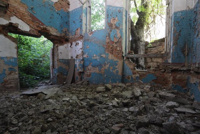 Archive - Bombed building in Kostantinovka
