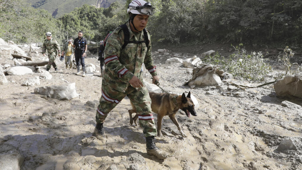 Avalanche in Colombian municipality leaves at least 15 dead;  families search for the missing