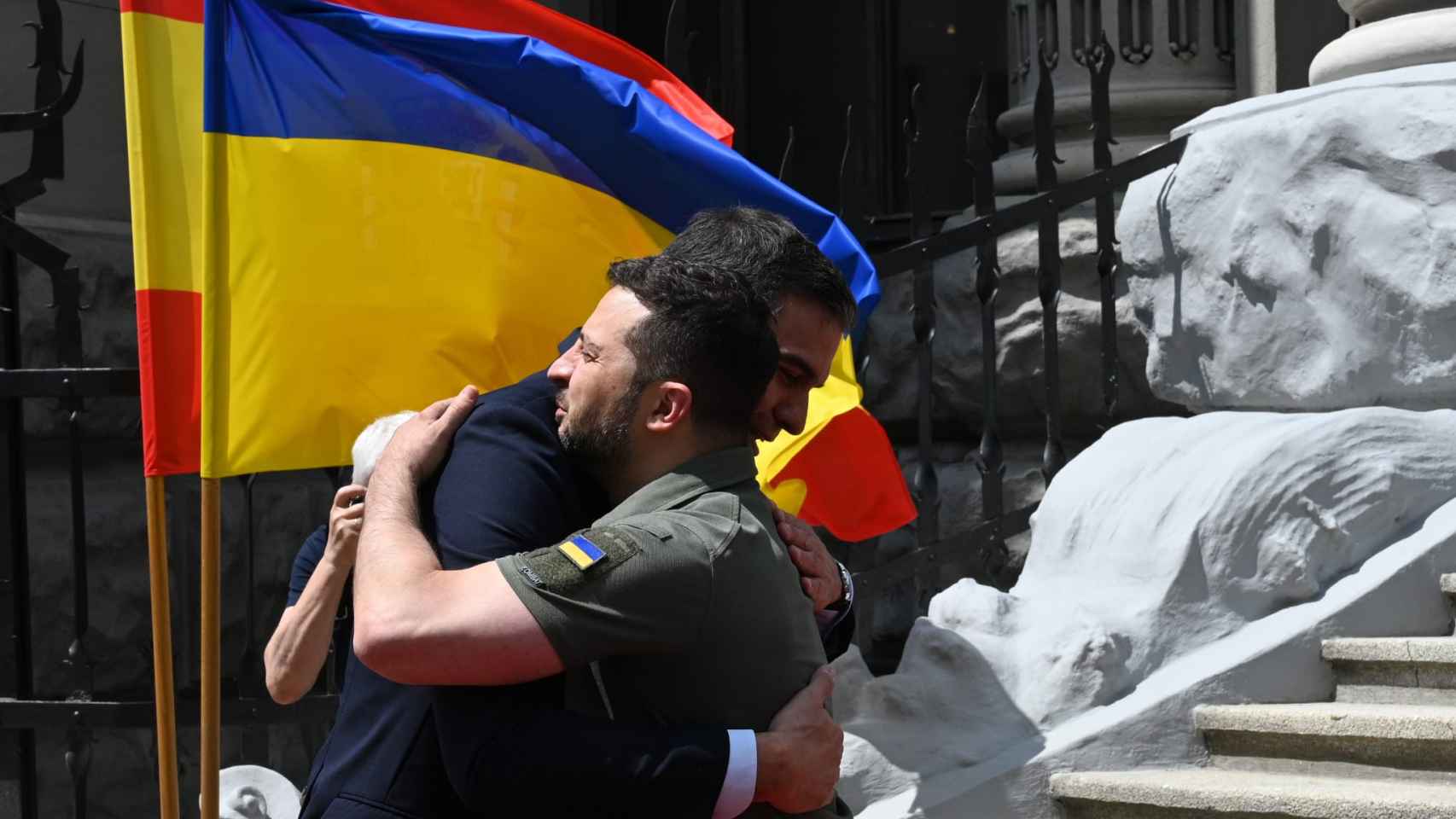 Sánchez and Zelenski embrace in kyiv