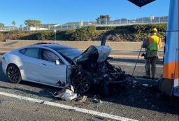 Tesla Autopilot 736 accidents, 17 dead