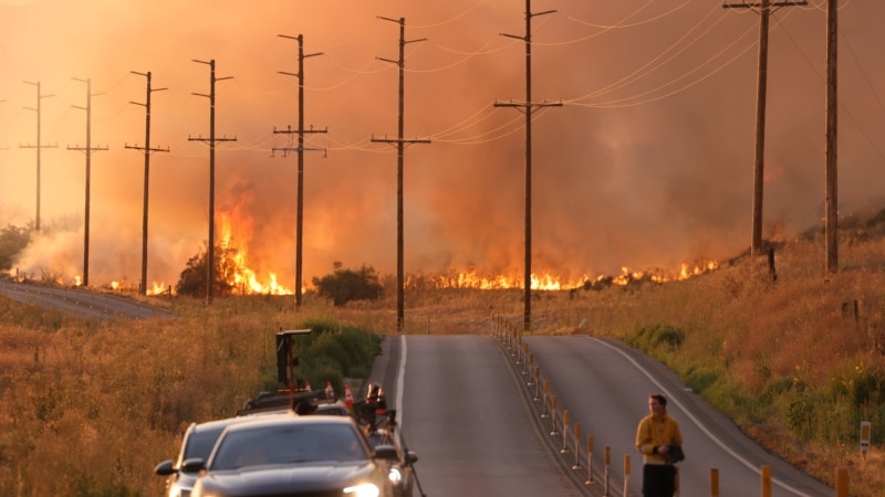 Firefighters battle California wildfires