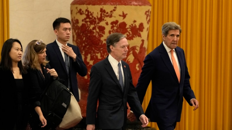 Kerry asks China to separate climate from politics