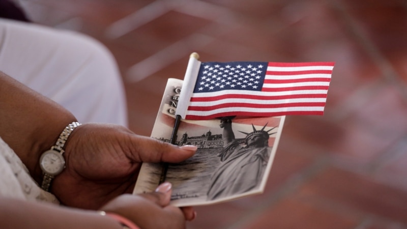 Latinos in the US will have to adapt their way of studying due to changes in the citizenship test