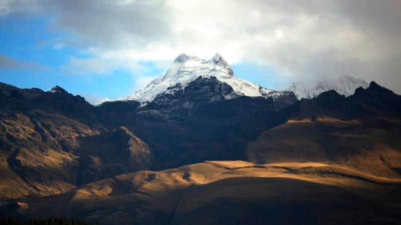 Police rescue the body of an American who fell while climbing snowfall in Peru