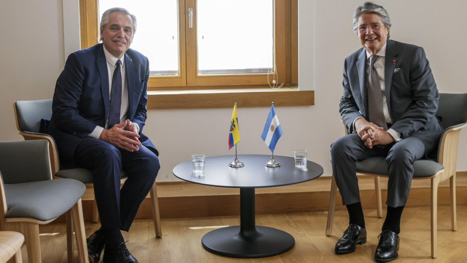 Alberto Fernández and Guillermo Lasso in a meeting on the sidelines of the EU-CELAC summit in Brussels.