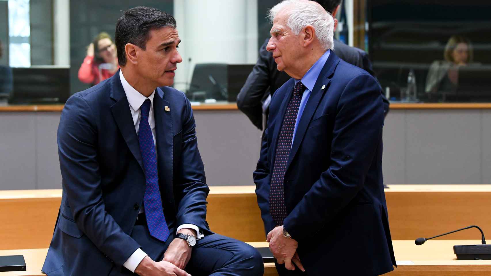 The President of the Government, Pedro Sánchez, talks with the head of EU diplomacy, Josep Borrell, during the summit this Friday in Brussels