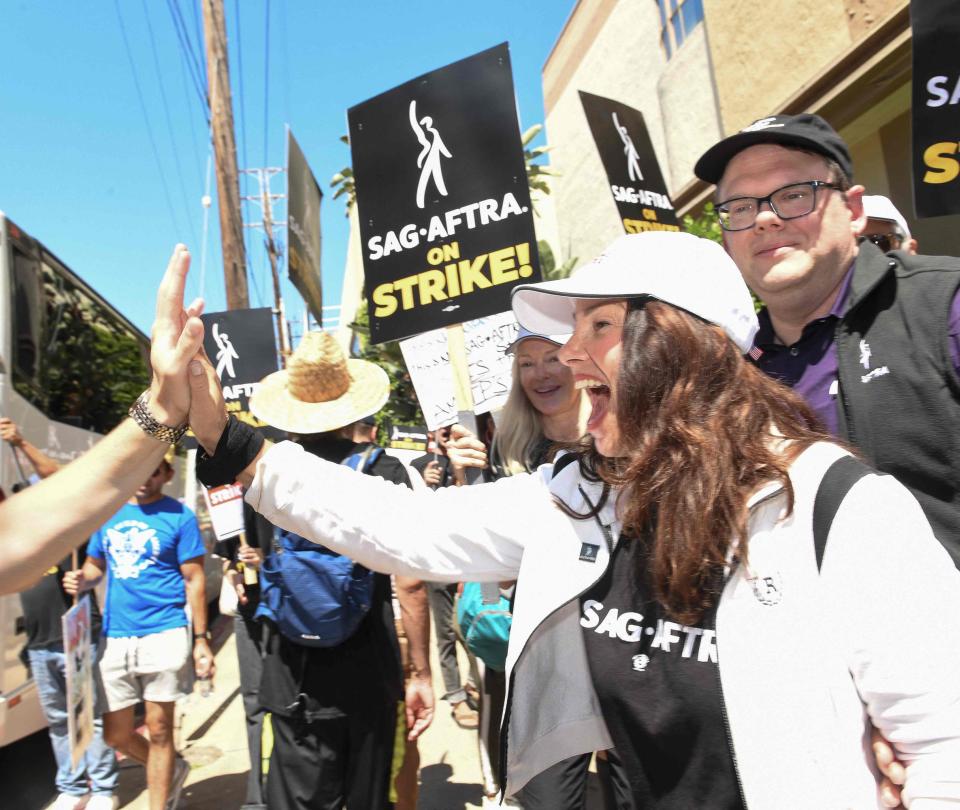 Strike paralyzes Hollywood and TV platforms