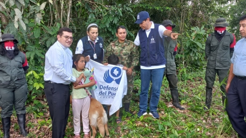 The ELN releases Sergeant Karina Ramírez and her two children