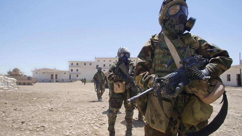 US soldiers in Iraq in 2004, wearing chemical weapons protection suits.  Roberto Schmidt, AFP