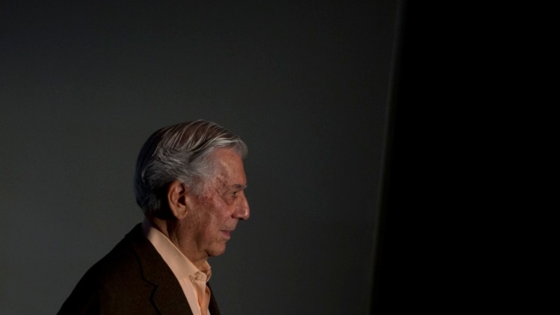 The writer Mario Vargas Llosa, hospitalized for COVID-19