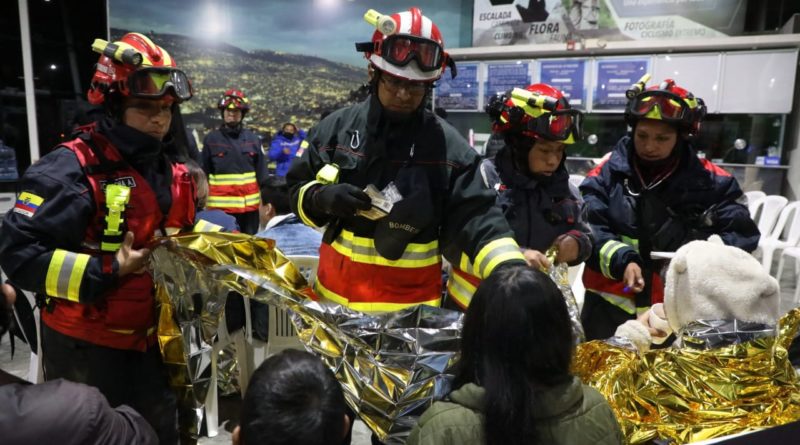 They rescue the people trapped in the Quito cable car after a technical failure