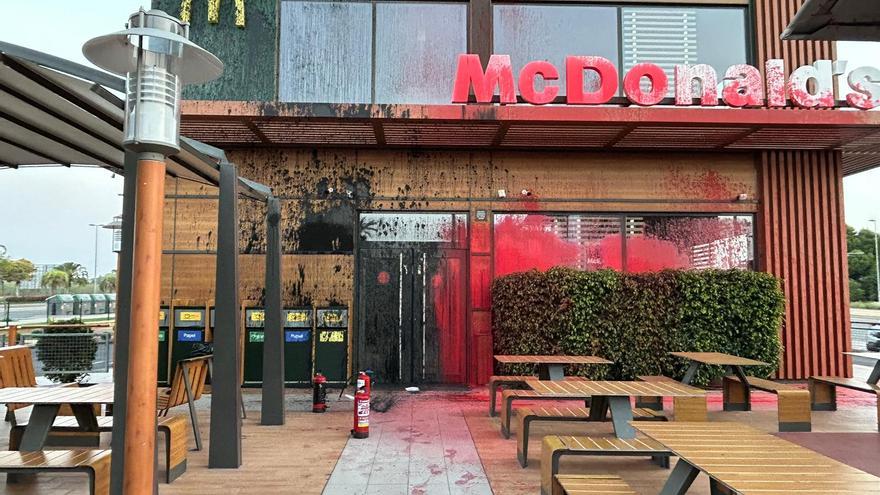 Futuro Vegetal bathes a McDonalds in Murcia with 'blood' and 'oil'