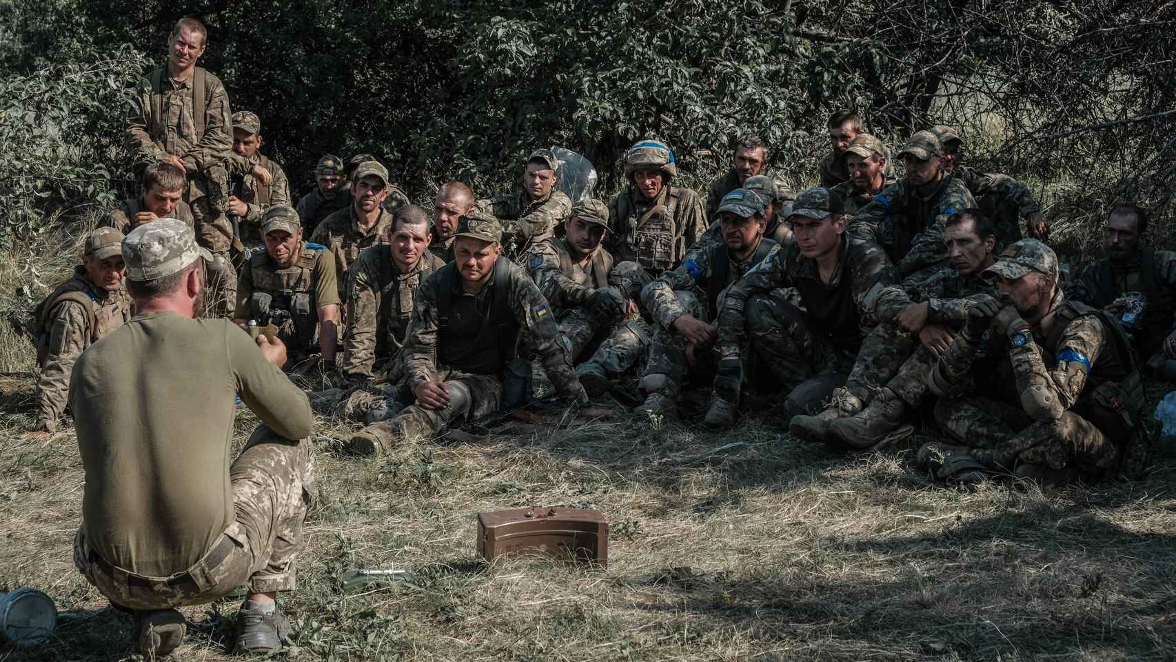 A Ukrainian Army instructor teaches new recruits how to defuse antipersonnel mines