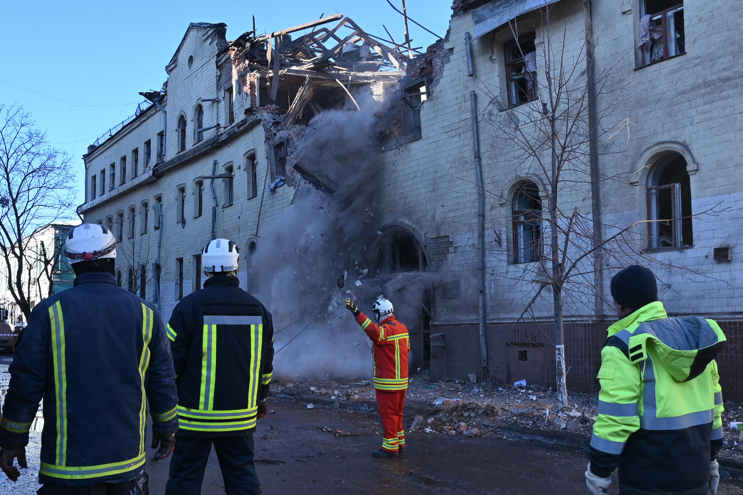 Rescatistas ucranianos supervisan un edificio residencial parcialmente destruido como resultado de un ataque ruso con misiles,  en Járkiv, en el noreste de Ucrania, el 17 de enero de 2024.