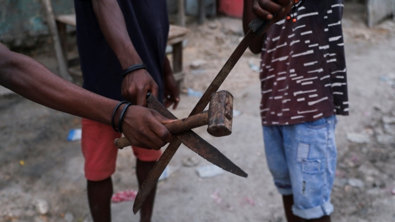Gangs attack wealthy neighborhoods in Haiti's capital, evacuate embassies and hotels