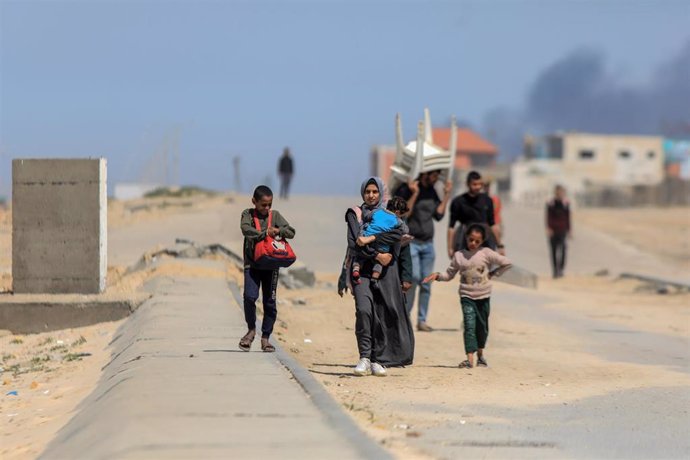 Displaced Palestinians flee Gaza Strip