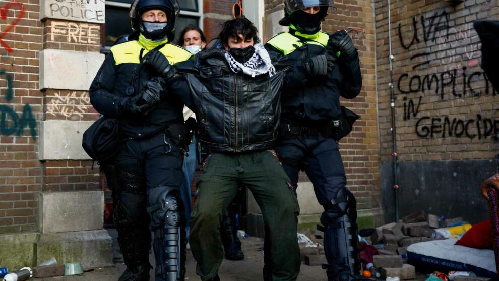 A Spaniard sentenced to prison in Amsterdam for "kicking" several agents in a Gaza protest