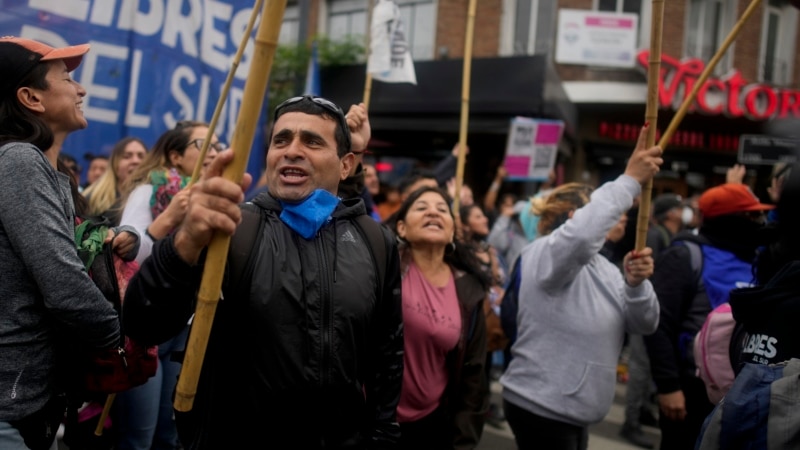 Argentine justice investigates social organizations for coercing the poor to go protest