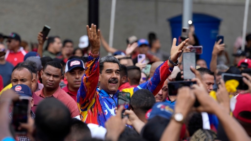 As Maduro goes from denying migration to defending it, Venezuelans consider leaving if he is re-elected