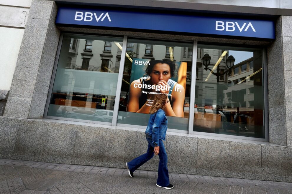 BBVA requests authorization for a hostile bid for Sabadell