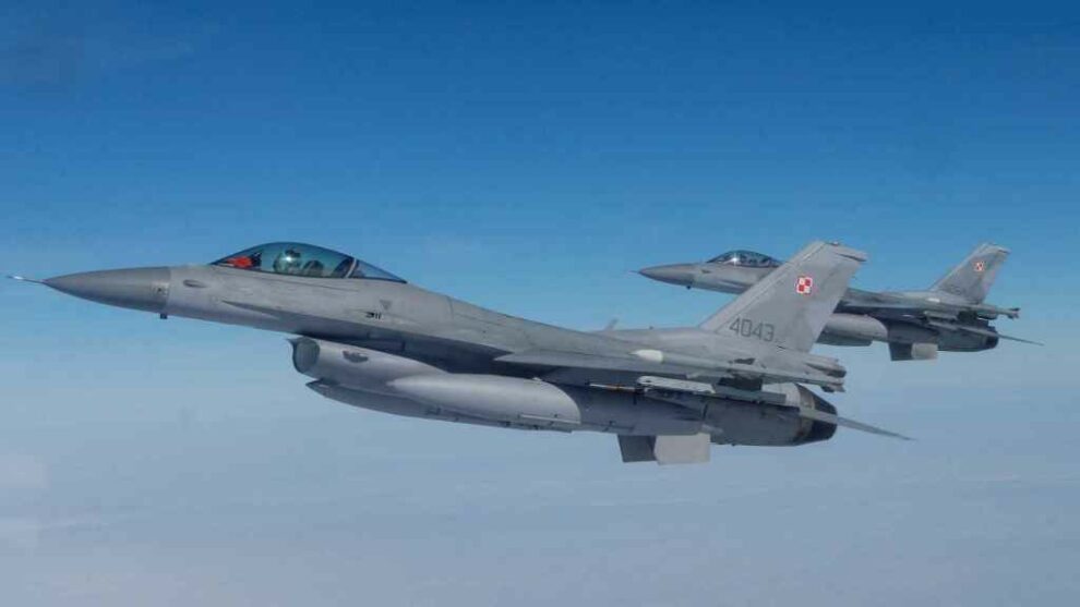 Two F-16 fighters in Polish airspace.  Archive image.