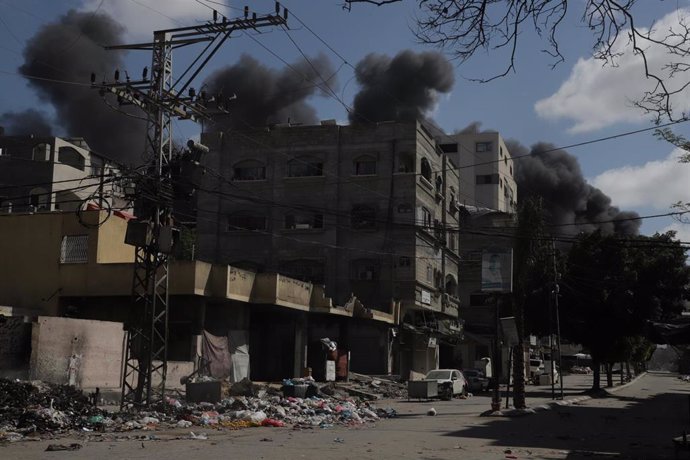 A column of smoke after a bombardment by the Israeli Army against the Jabalia refugee camp, in the north of the Gaza Strip