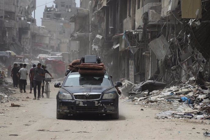 A Palestinian family flees Deir el-Balah in the Gaza Strip