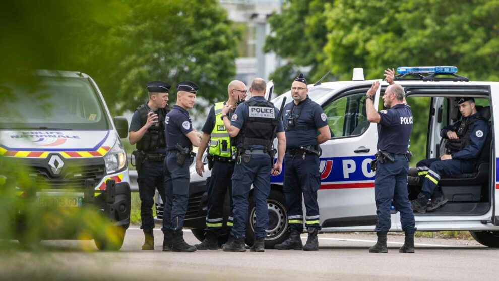 Helicopters and 200 agents mobilized in France to search for the murderers of two police officers in an assault