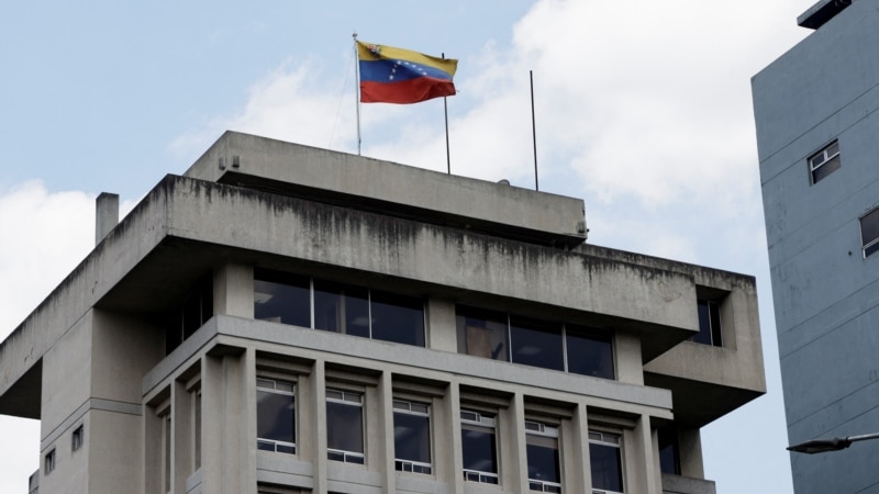 How does the closure of their consulates in Ecuador impact Venezuelans?