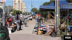 The “barter” works every weekend on Avenida Lafinur in the city of San Luis, Argentina - [Foto: Lisandro Concatti / VOA]