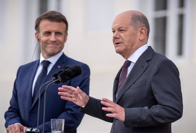 The President of France, Emmanuel Macron, with the German Chancellor, Olaf Scholz