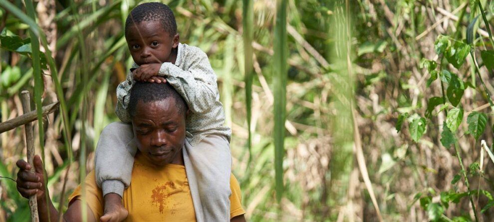 Romeu Mauricio and his three-year-old son, Jetfro, cross the Darién, which divides Colombia and Panama