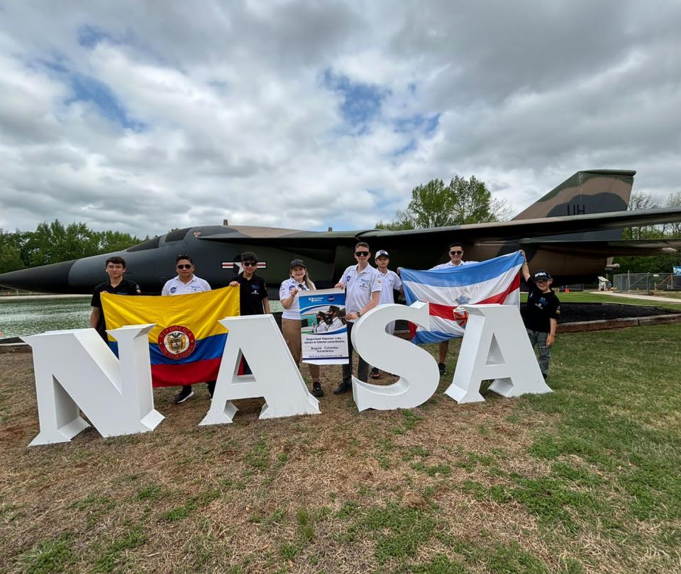 NASA invited a Colombian student delegation to its Marshall Space Flight Center base