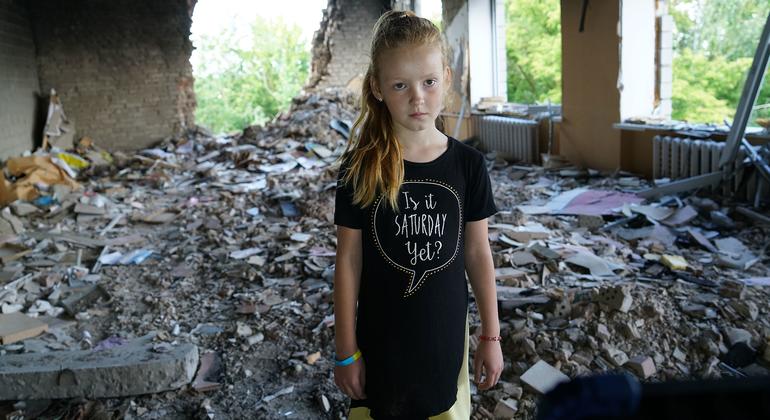 Anya, eight years old, among the rubble of her school in Buzova (Ukraine).