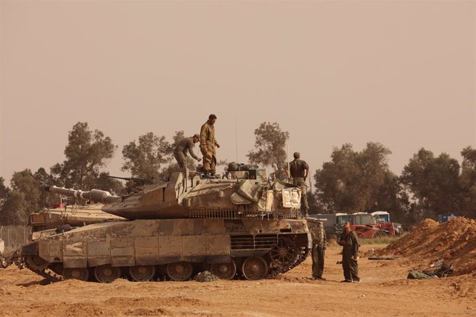 Israeli Army soldiers next to a tank near the border with the Gaza Strip (file)