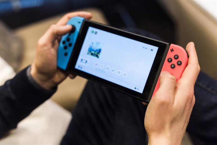 Archive - FILED - 01 March 2017, Berlin: A man plays with the Nintendo Switch.  Photo: picture alliance / Christophe Gateau/dpa