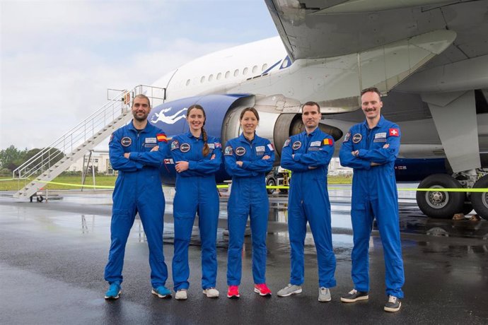 Pablo Álvarez, first from the left, with his teammates Sophie Adenot, Rosemary Coogan, Raphaël Liégeois and Marco Sieber