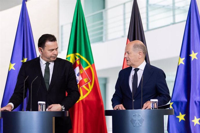 The Chancellor of Germany, Olaf Scholz (d), during a press conference in Berlin with the Prime Minister of Portugal, Luís Montenegro (l)