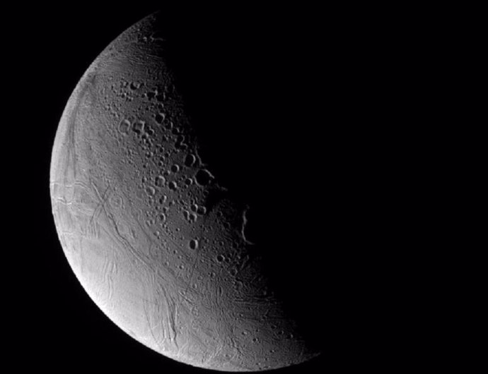 Enceladus, Saturn's icy moon, photographed from a distance of 141,000 kilometers by the Cassini space probe.